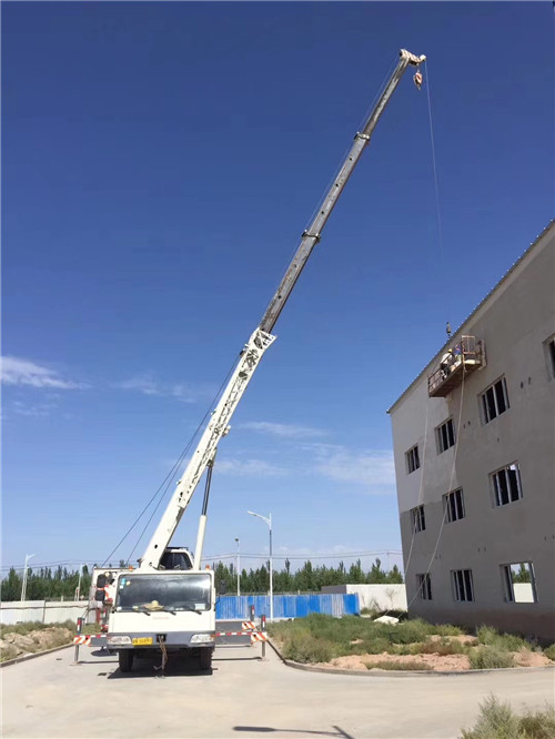 临夏“轻装强干”—— 吊车的 “轻量化臂架” 技术